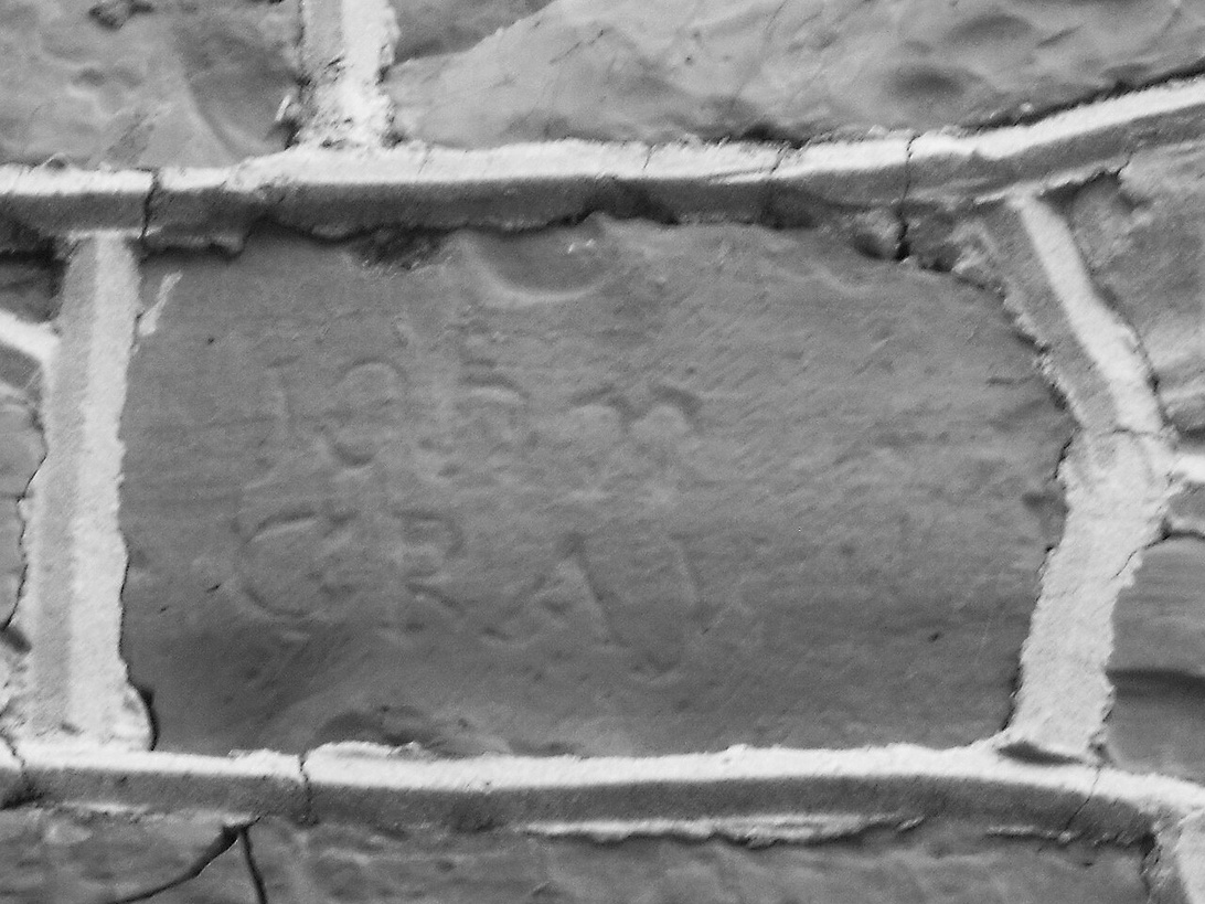 En spårfilmsdosa för radonmätning placerad på ett bord i ett ljust vardagsrum.